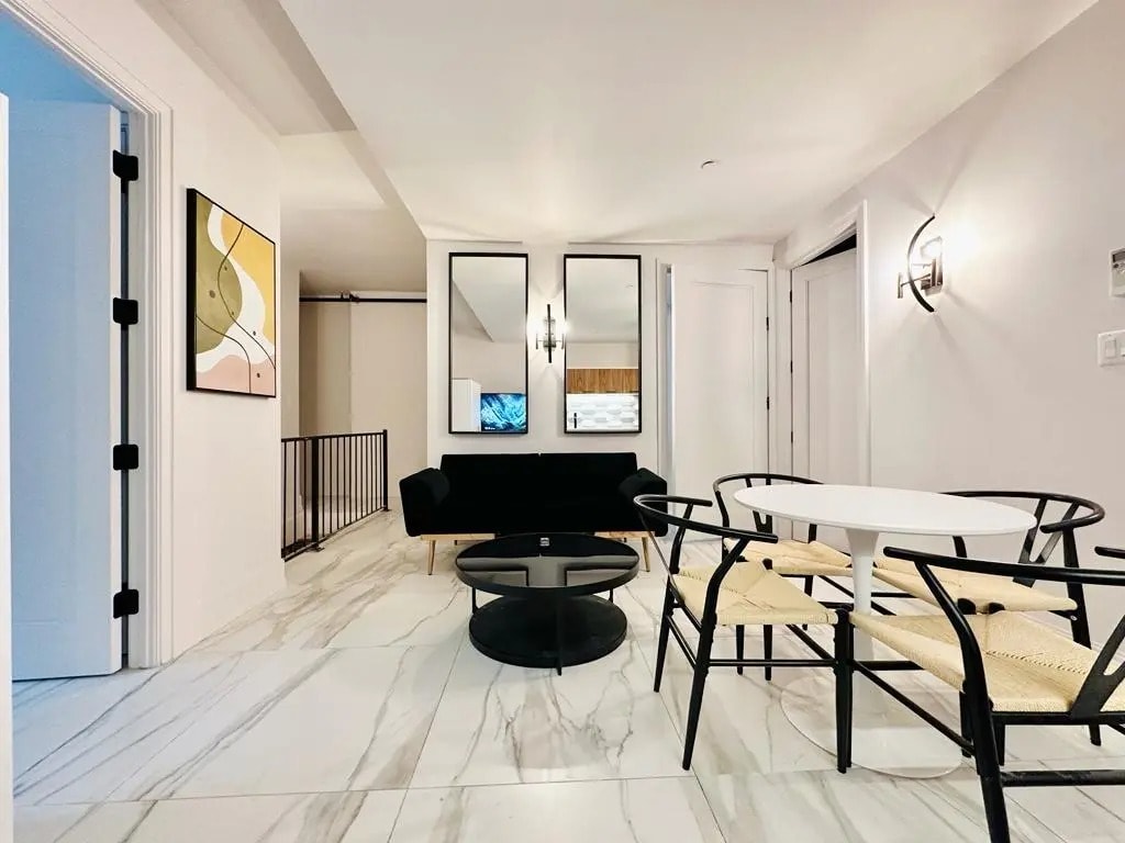 Building Photo - Furnished room/NOT APARTMENT