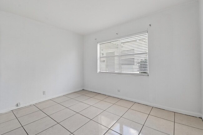 Building Photo - 1172 W 34th St