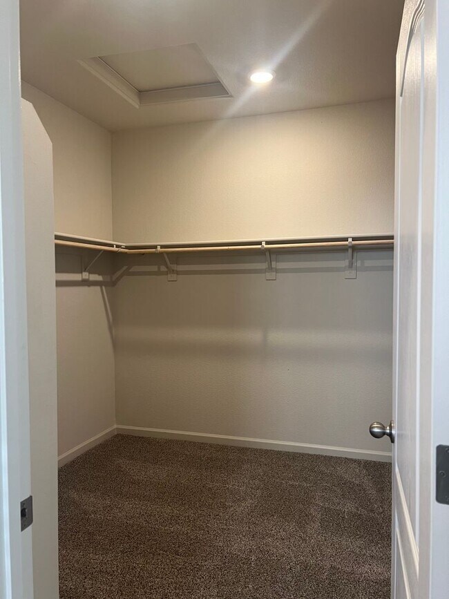 Building Photo - Beautiful 4 bed/2 bath Meritage Home in El...