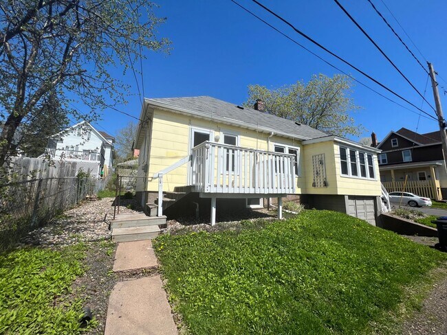 Building Photo - AVAILABLE JUNE - Perfect 2 Bed 1 Bath In Hillside Neighborhood