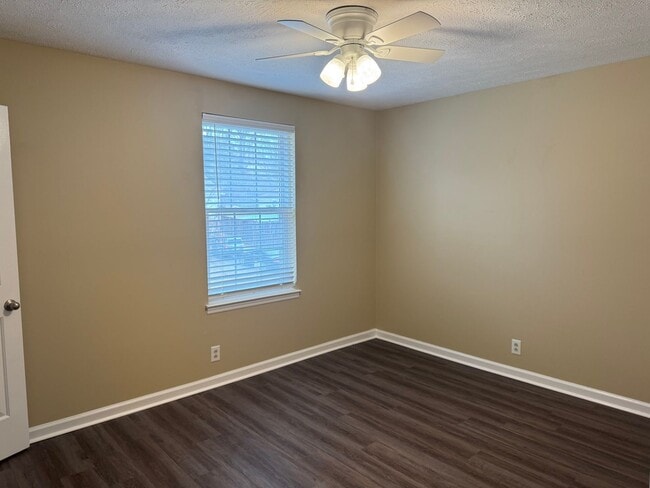 Building Photo - Huntington Parkway Duplex 1