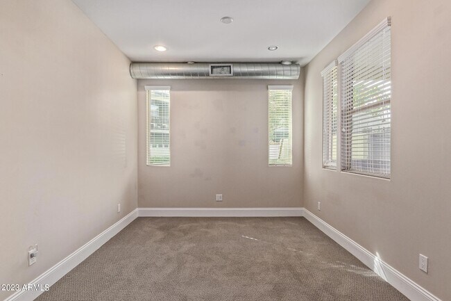 Building Photo - 4816 N Woodmere Fairway Unit 1010