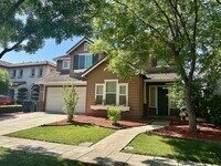 Building Photo - Large 4 bedroom 3 bathroom home with loft.