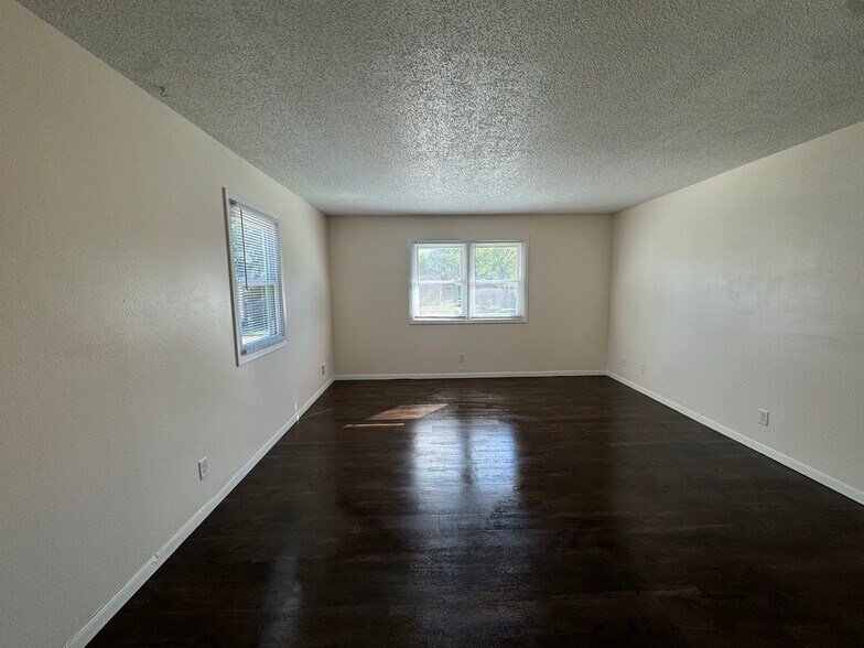 Living area - 205 Wellons Dr