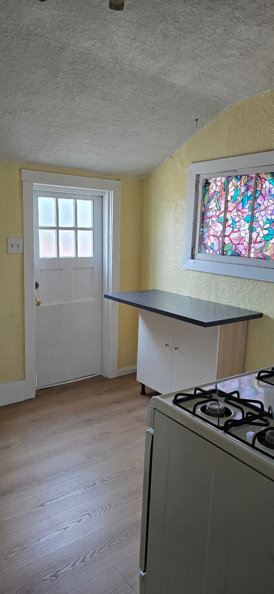 Kitchen - 534 Windsor St E