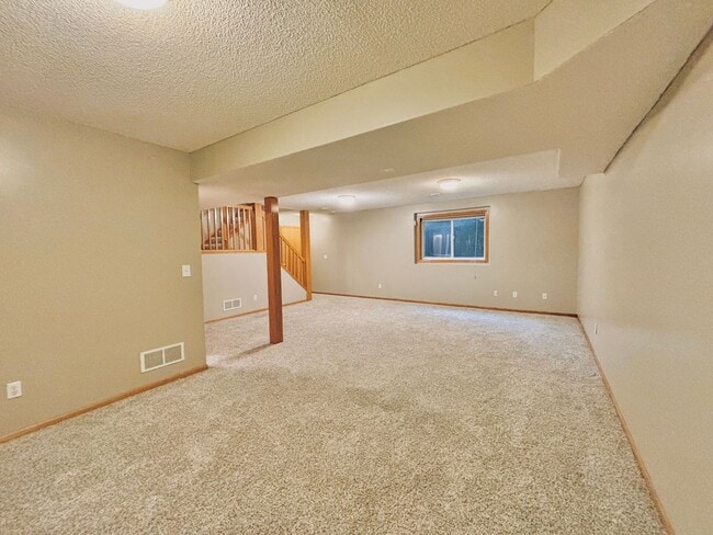 Building Photo - Gorgeous 3 Bedroom 4 Bath End Unit in Eagan