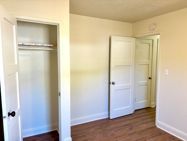 Building Photo - Powellhurst-Gilbert Updated 4 Bedroom/2 Ba...