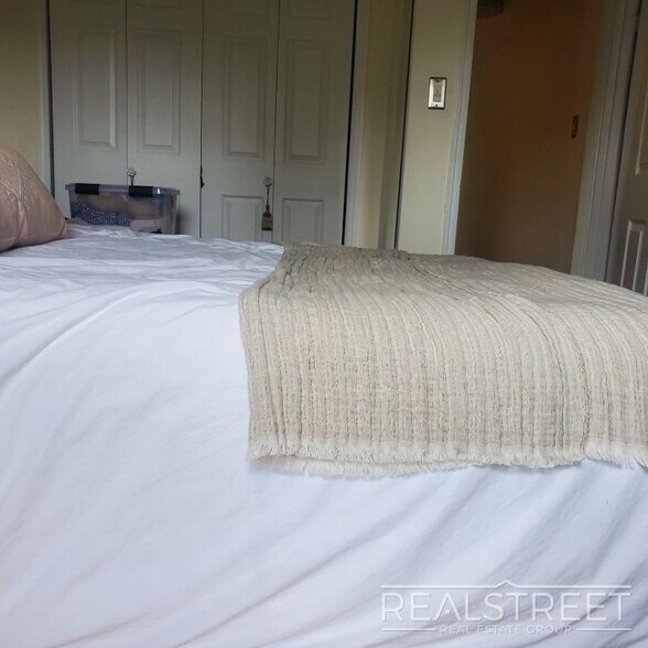 Building Photo - Charming 2BR with loads of sunlight in North Park Slope