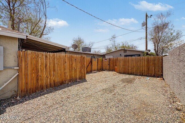 Building Photo - 2135 W Hadley St