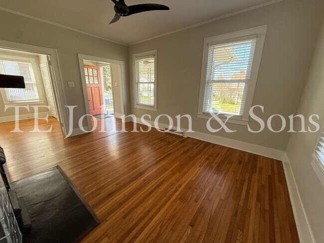 Building Photo - Charming 3BR Home with Fenced Yard, Hardwood Floors and Classic Built Ins