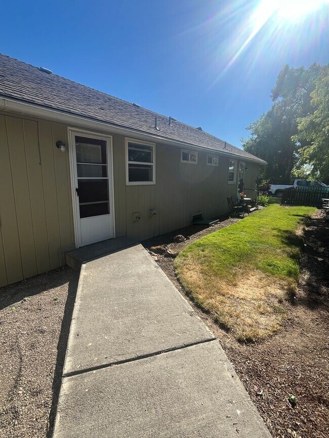 Building Photo - 130 SW Canyon Dr