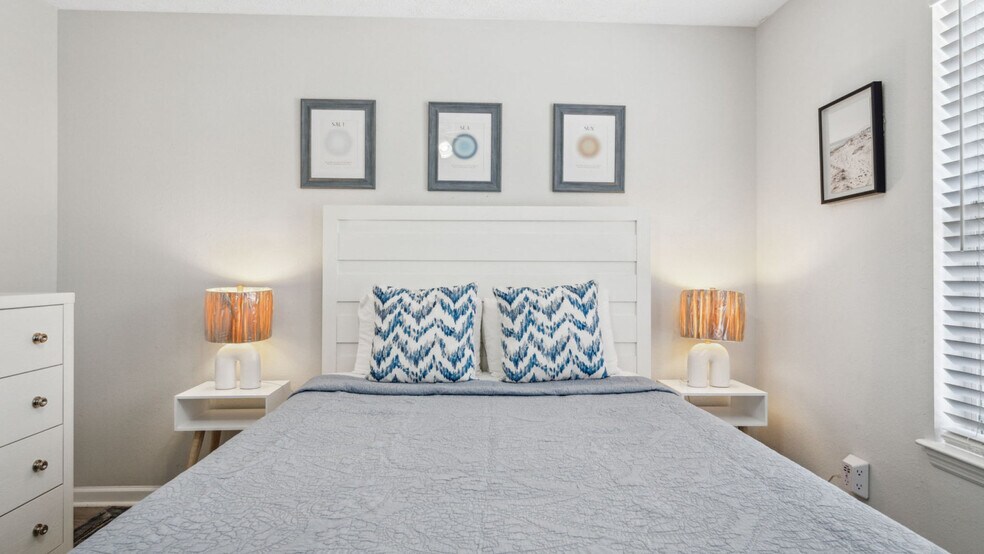 Building Photo - 5726 Beach Dr
