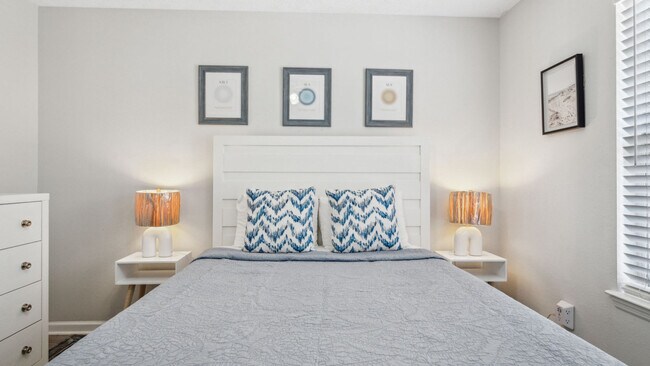 Building Photo - 5726 Beach Dr