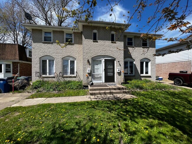 Primary Photo - 119 E Summerset Ln