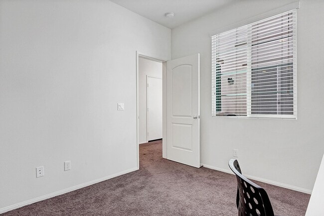 Building Photo - Lux Townhome 4 Bed 3 Bath 2 Car Garage in Spanish Walk