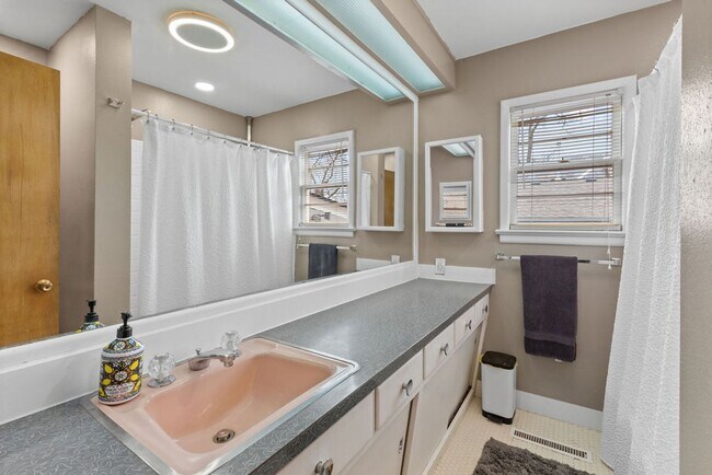 Building Photo - Style Meets Location 3 Bedroom 3 Bathroom Single Family Home - Must See