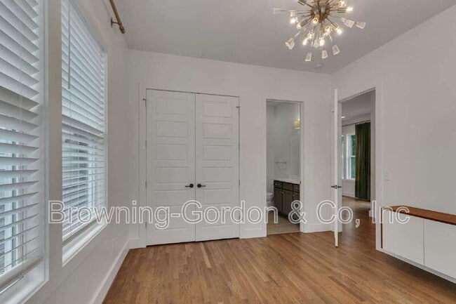 Building Photo - 1137B Kirkland Ave