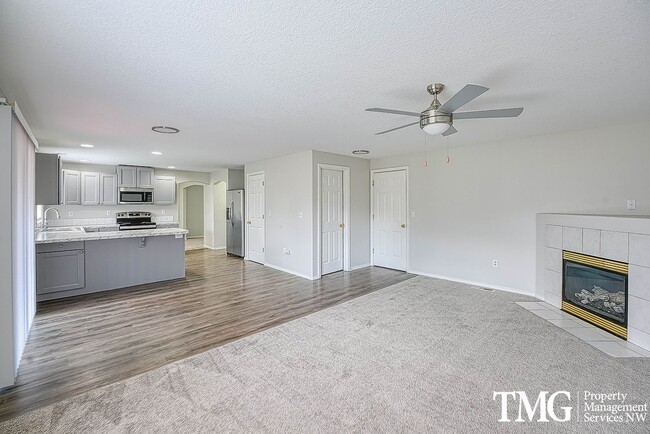 Building Photo - Beautifully Remodeled 4BR Home with Fenced Backyard