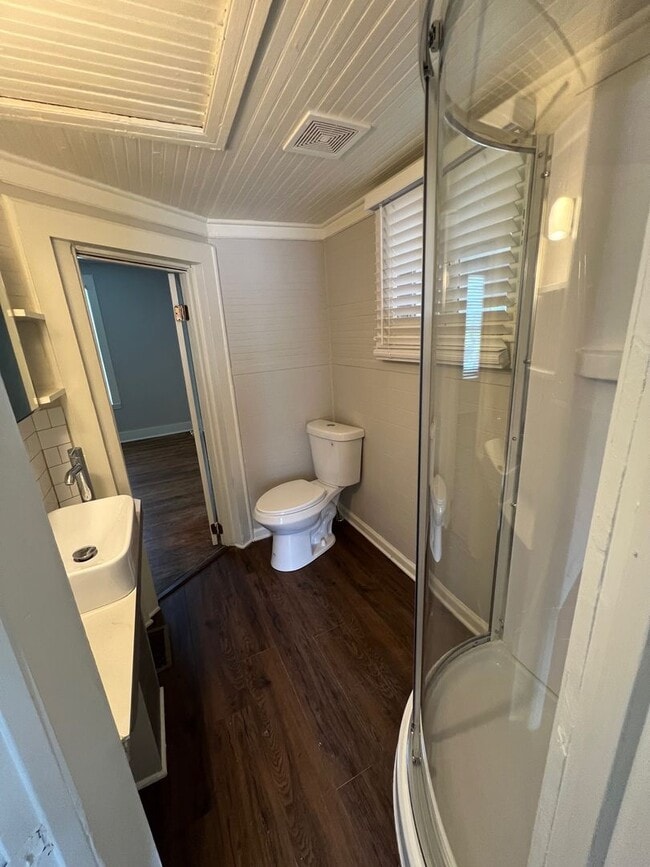 Building Photo - 2 bed 1 bath house