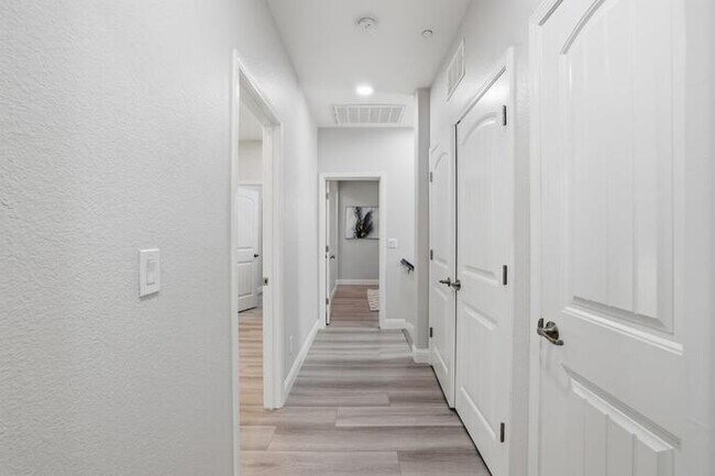 Building Photo - 3017 Village Park Dr