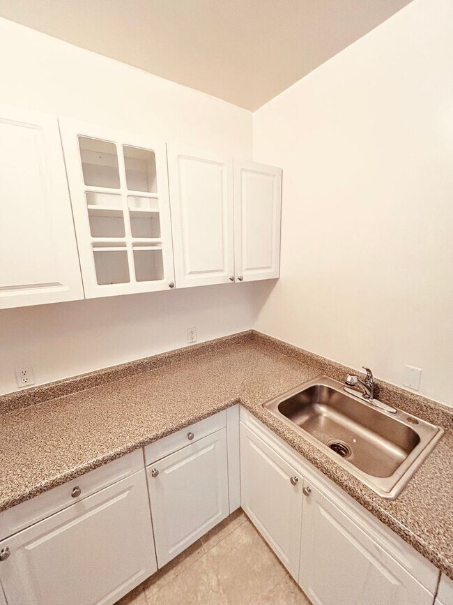 Building Photo - Beautiful 1 Bedroom located in one of San ...