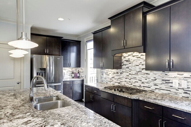 Building Photo - 3 Bed 4.5 Bath - Silver Spring Townhouse i...
