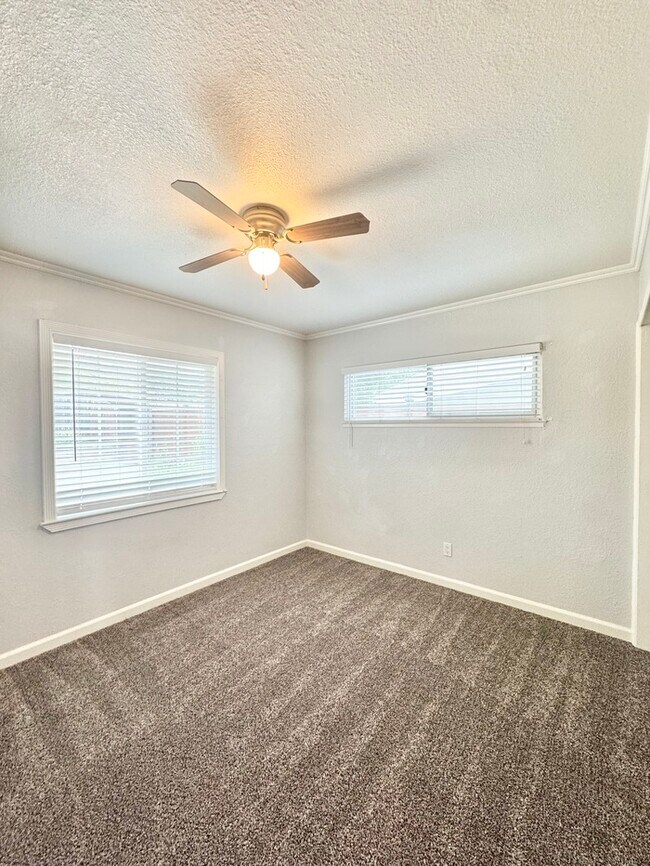 Building Photo - Stunning 3-bedroom, 2-bath home in North Highlands!