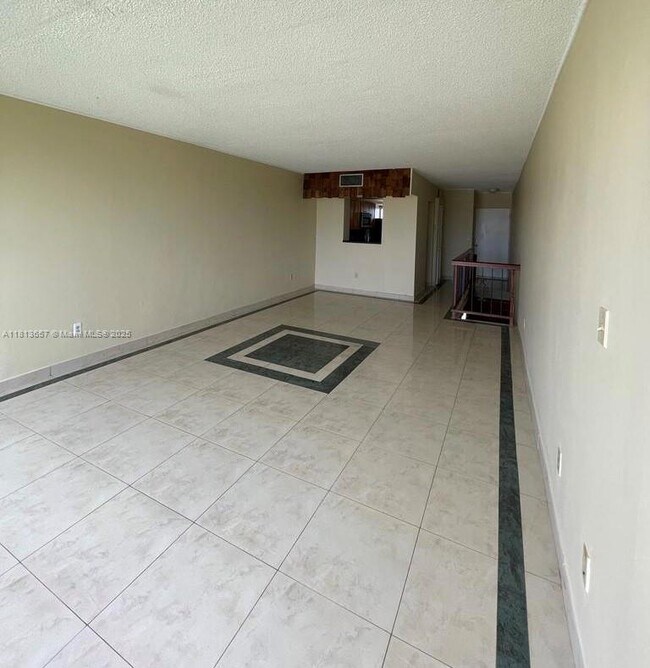 Building Photo - 9220 Fontainebleau Blvd