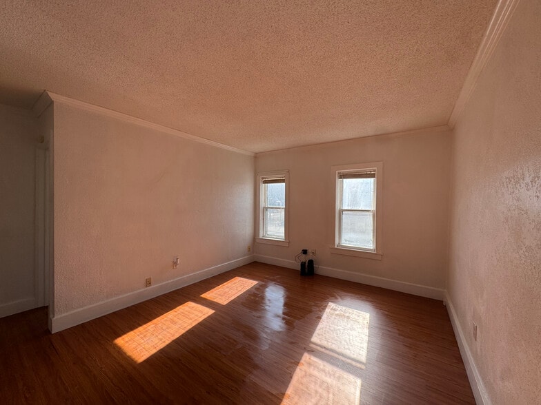 Building Photo - 326 E Vine St