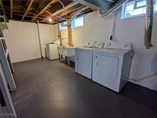 Building Photo - 16401 Home Ave