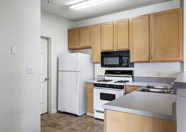 Building Photo - Spacious & Bright Condos Located in Glen A...