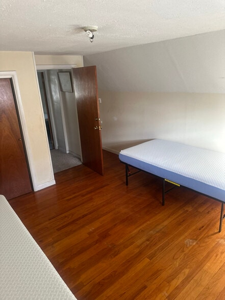 Building Photo - 151 Warner St