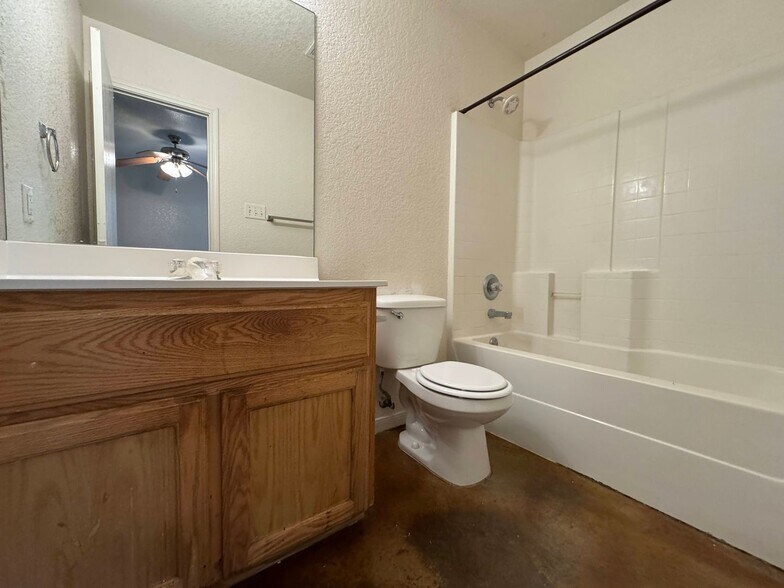 Building Photo - 107 Kings Ct