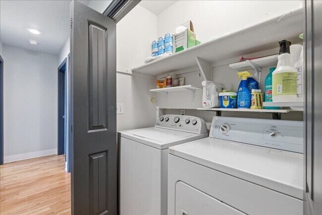 Building Photo - 3 Bedroom, 2 Bath, with 2 Car Garage Located on the Central Bench Rim