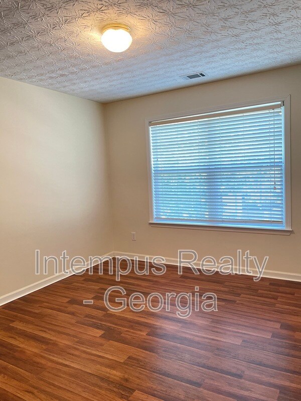 Building Photo - 2054 Pierce Way