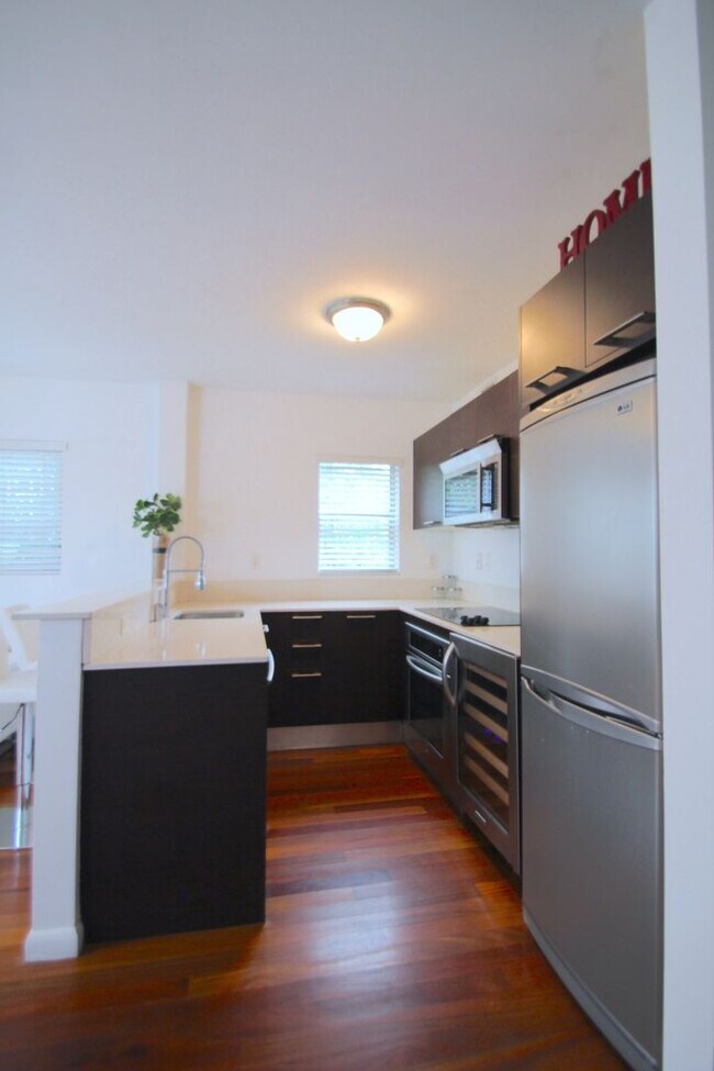 Building Photo - Beautiful garden unit with 1bed/1bath in t...