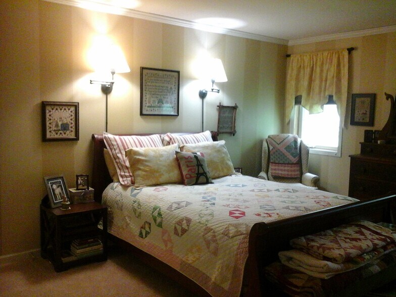 master bedroom - 915 Pope Street