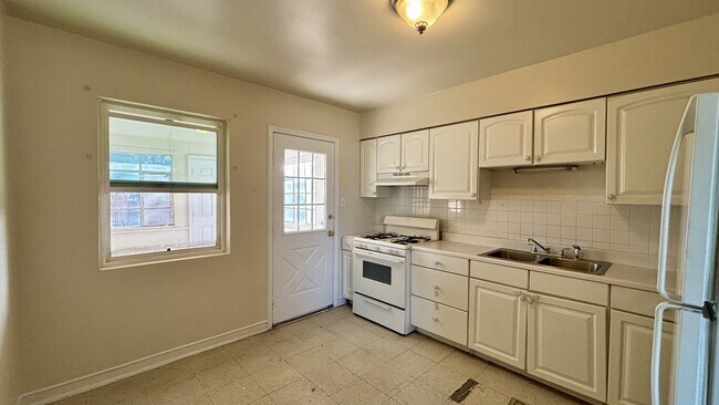 Building Photo - 8033 Carpenter Dr