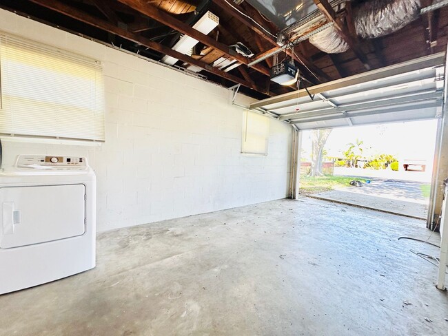 Building Photo - Fantastic 2br/1ba/1car gar available now i...