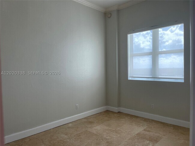 Building Photo - 14951 Royal Oaks Ln