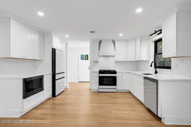 Building Photo - 516 River Rd