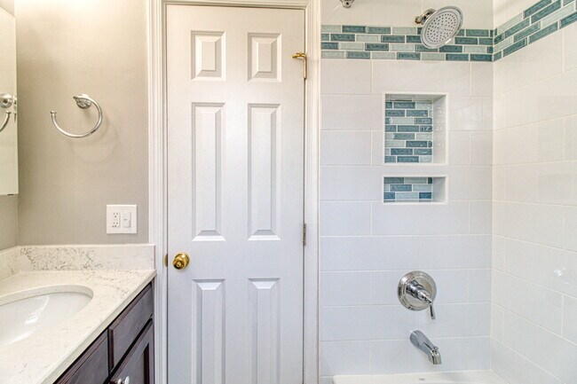 Building Photo - Discover Exceptional Townhouse Living!