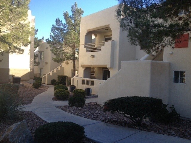 Building Photo - Gated Community * Downstairs 1 bedroom * Community Pool & Fitness Room