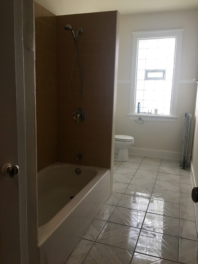 Building Photo - 5933 W Midway Park