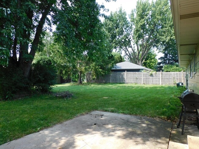 Building Photo - Beautiful 3 bedroom 2 bath Single Family H...