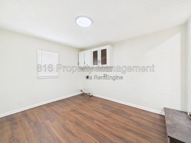 Building Photo - 6420 W 81st Terrace