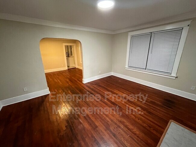 Building Photo - 923 Garland St