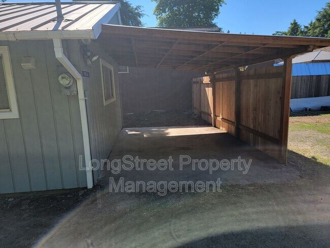 Building Photo - 1140 SW Stamm Pl