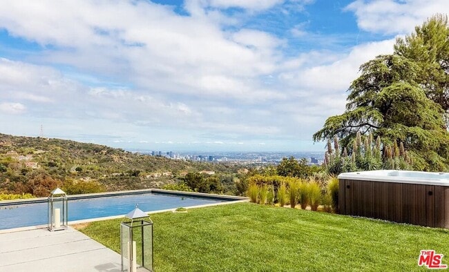 Building Photo - 2528 Westridge Rd