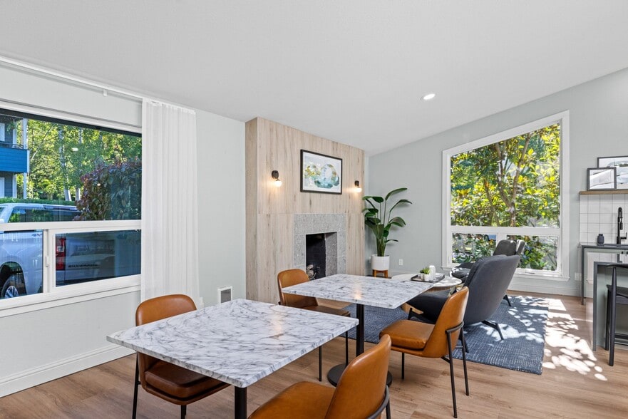 Clubhouse Space at 2000 Lake Washington Apartments in Renton, WA 98056 - 2000 Lake Washington Apartments